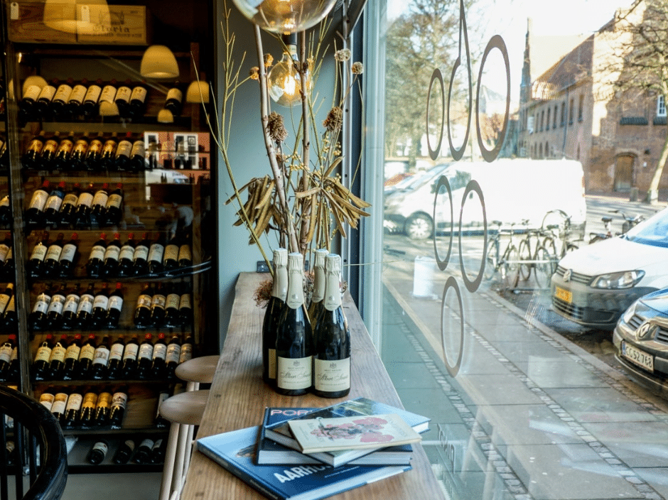 Nyd et glas vin med en du elsker, i de hyggelige omgivelser midt i Aarhus